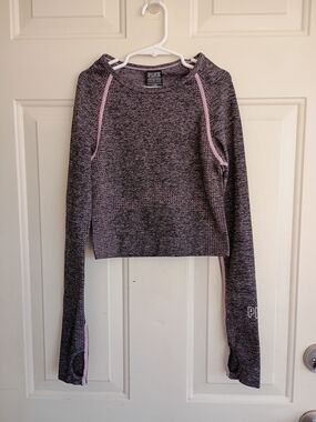 PINK Victoria's Secret Heathered Gray Crop Long Sleeve with Pink Trim Size XS